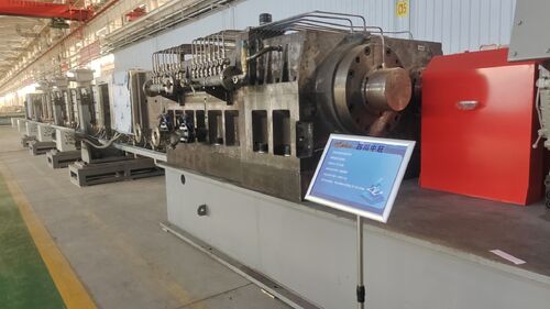 Bốn máy tạo hạt ép đùn phá hủy hóa dầu ZHP330 được lắp ráp tại Công viên Thiết bị Hóa dầu Lan Châu.