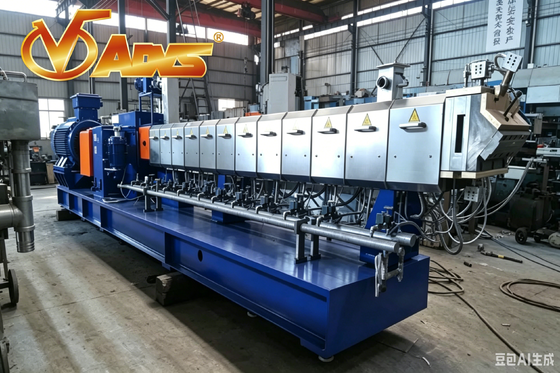 Giá tốt Tự làm sạch đồng xoay Twin Screw Compounding Extruder Thay đổi vật liệu nhanh thiết kế dư lượng thấp trực tuyến